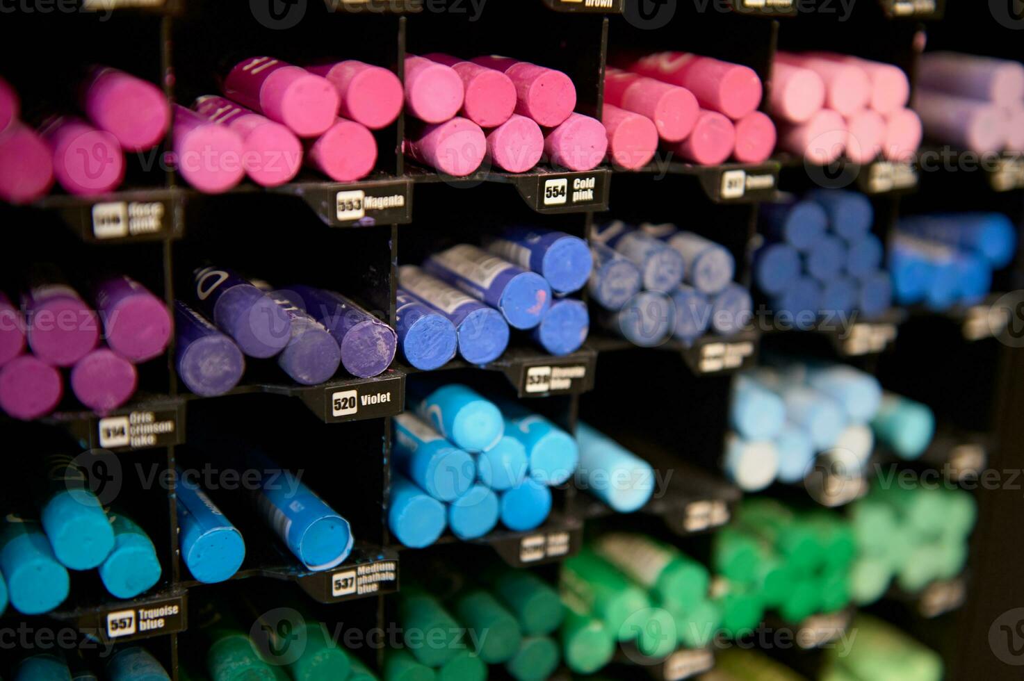 selektiv Fokus auf hell bunt Pastell- Bleistifte und Buntstifte im cool Farben, angezeigt zum Verkauf auf ein Regal im Kunst Geschäft foto