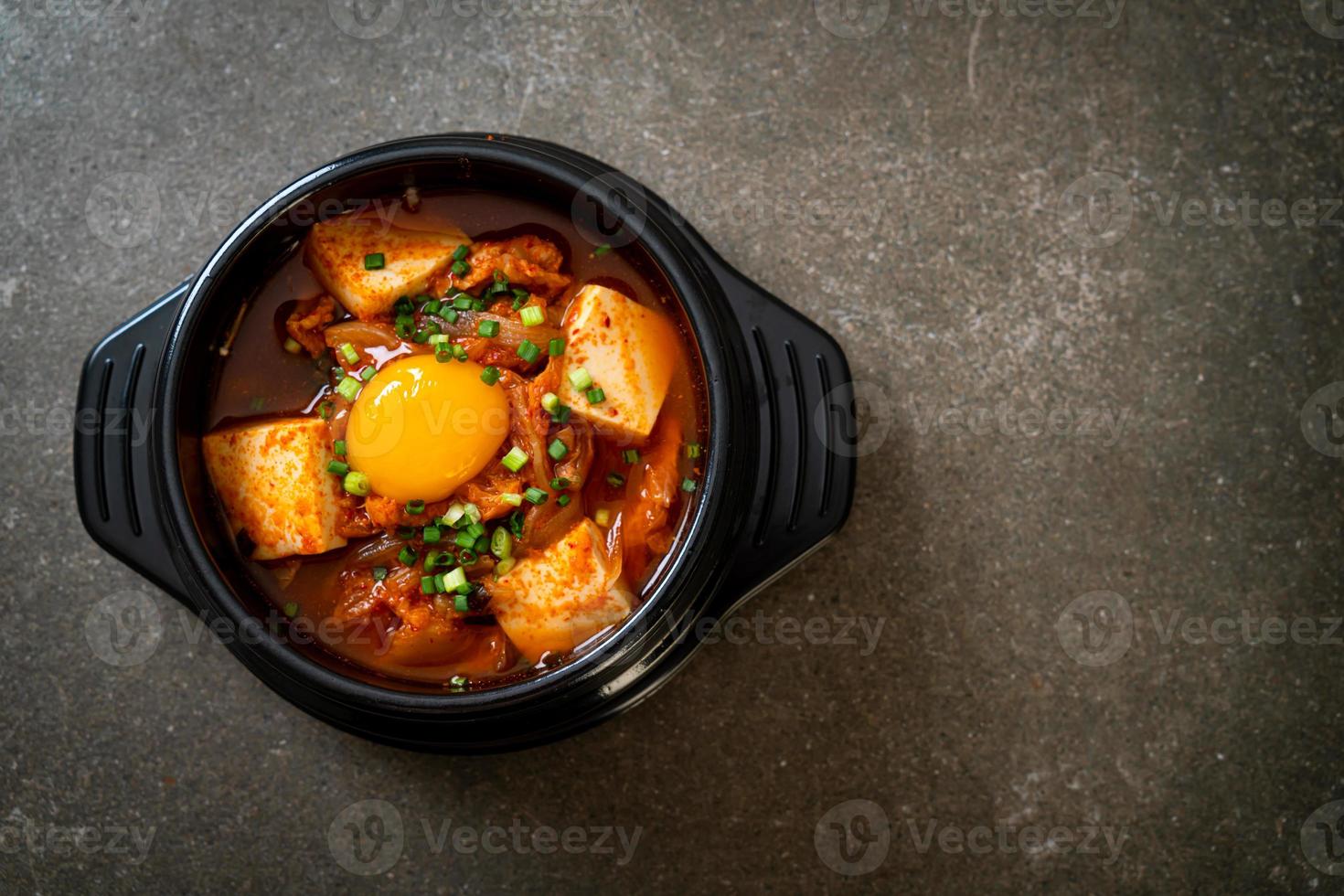 Kimchi-Suppe mit Tofu und Ei oder koreanischer Kimchi-Eintopf foto