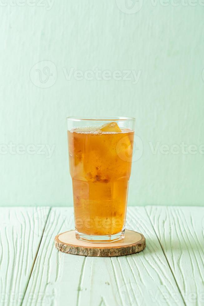 leckeres süßes Getränk Tamarindensaft und Eiswürfel foto