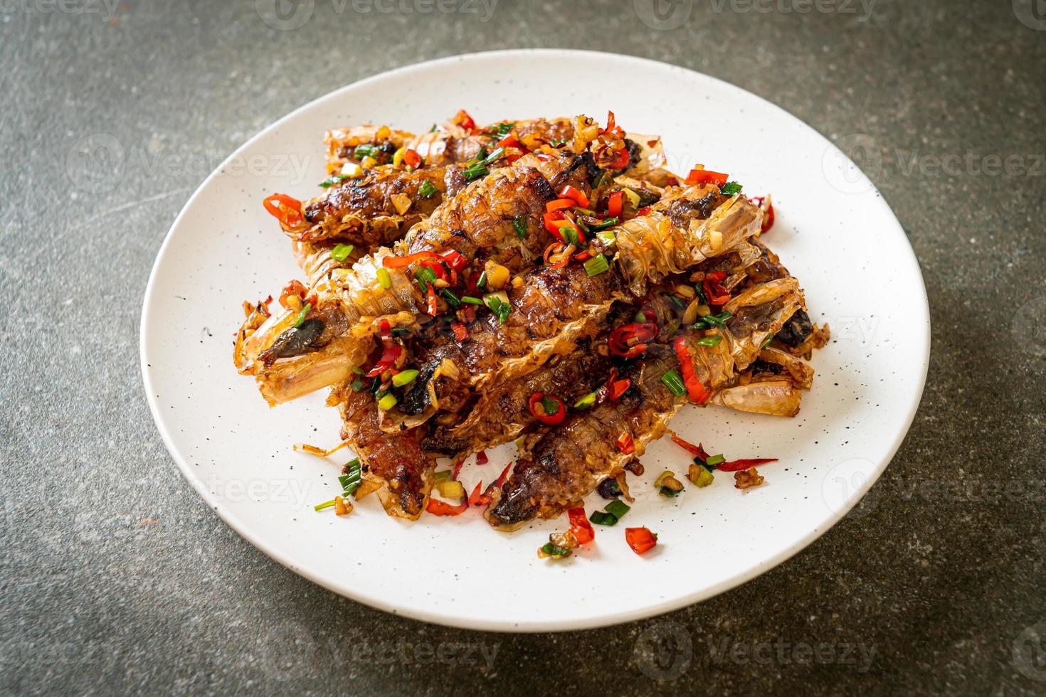 gebratene Fangschreckenkrebse oder Krebse mit Chili und Salz. foto