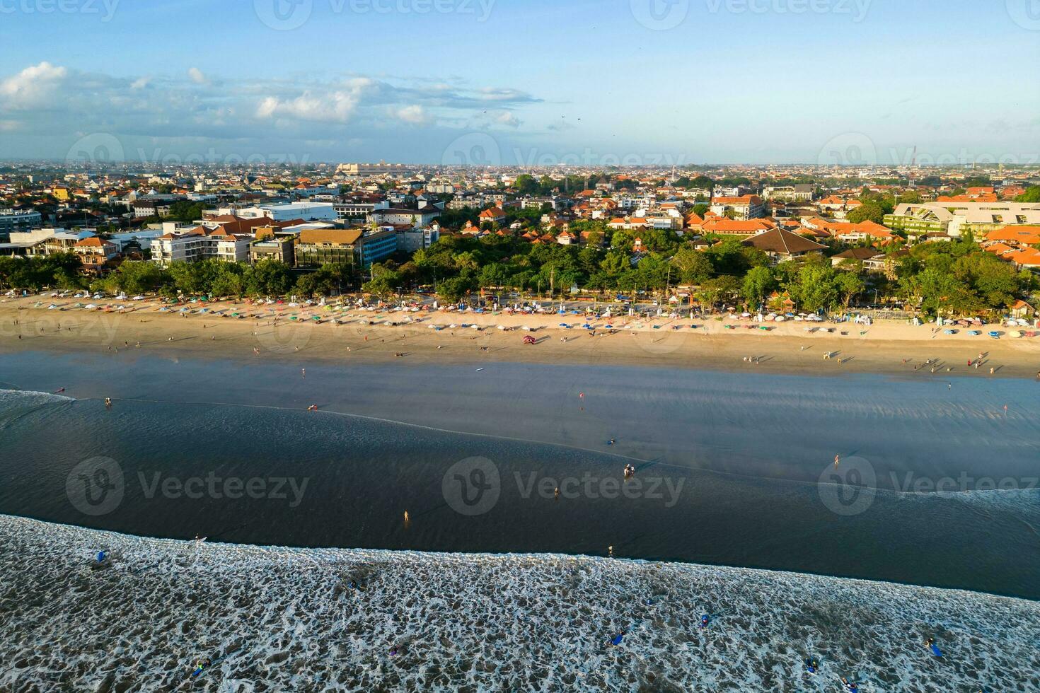 Antenne Aussicht von Kuta Strand beim badung Regentschaft, Süd- Bali, Indonesien. foto