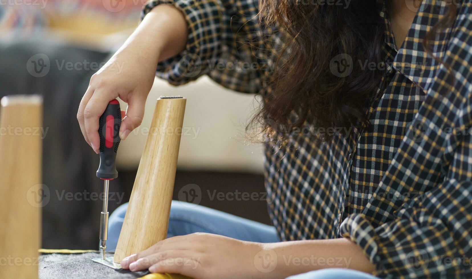 asiatisch Frau selbst Instandsetzung Möbel Renovierung mit Ausrüstung zu DIY reparieren Möbel Sitzung auf das Fußboden beim Zuhause foto