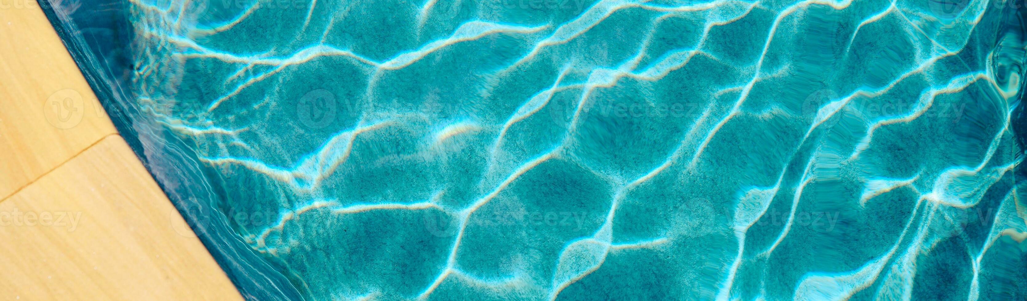 abstrakt Schwimmbad Wasser. Schwimmen Schwimmbad Unterseite Ätzmittel Welligkeit und fließen mit Wellen Hintergrund Oberfläche von Blau Schwimmen Schwimmbad foto