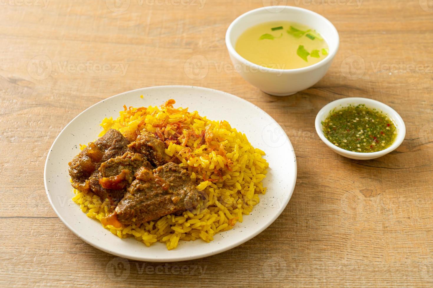 Rindfleisch Biryani oder Curryreis und Rindfleisch - thailändisch-muslimische Version des indischen Biryani, mit duftendem gelben Reis und Rindfleisch be foto