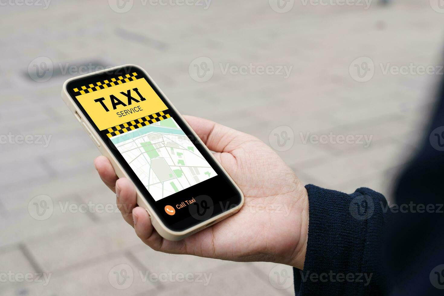Mann im Innenstadt Stadt Straße Bestellung Taxi mit Clever Telefon App Buchung Taxi mit Anwendung online auf Clever Telefon foto