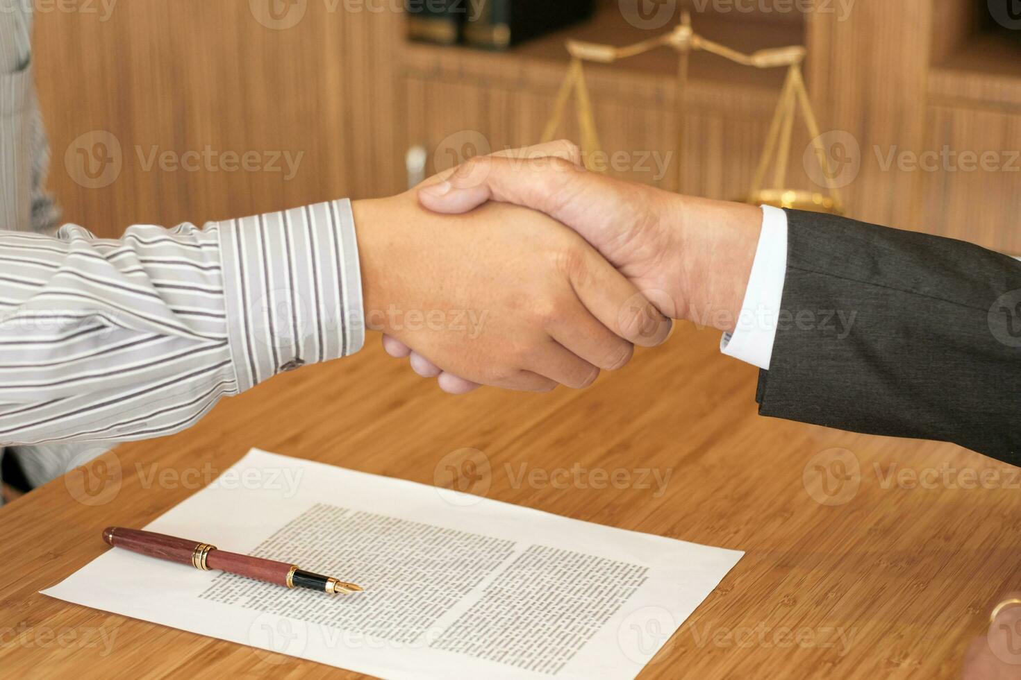 weiblich Anwalt Handschlag mit Klient. Geschäft Partnerschaft Treffen erfolgreich Konzept. foto