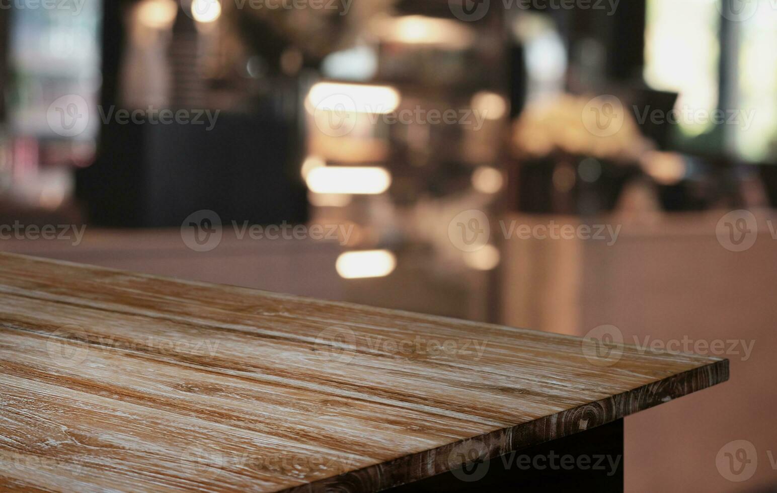 Holz Tabelle oben im verwischen Hintergrund Zimmer Innere mit leeren Kopieren Raum. foto