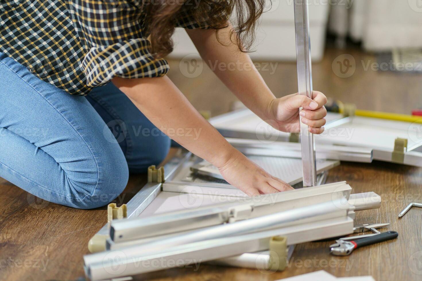 asiatisch Frau selbst Instandsetzung Möbel Renovierung mit Ausrüstung zu DIY reparieren Möbel Sitzung auf das Fußboden beim Zuhause foto