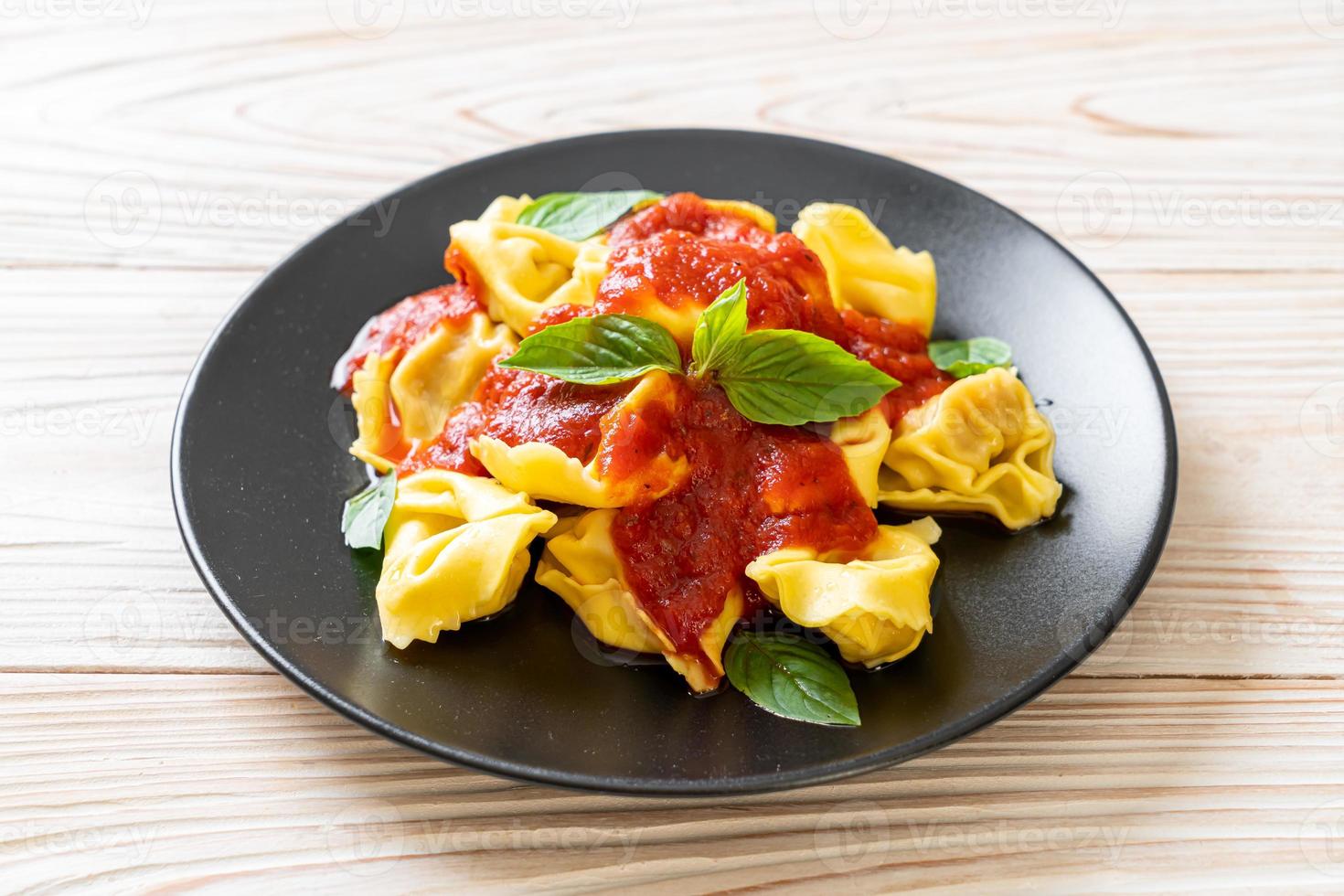 italienische Tortellini-Nudeln mit Tomatensauce foto