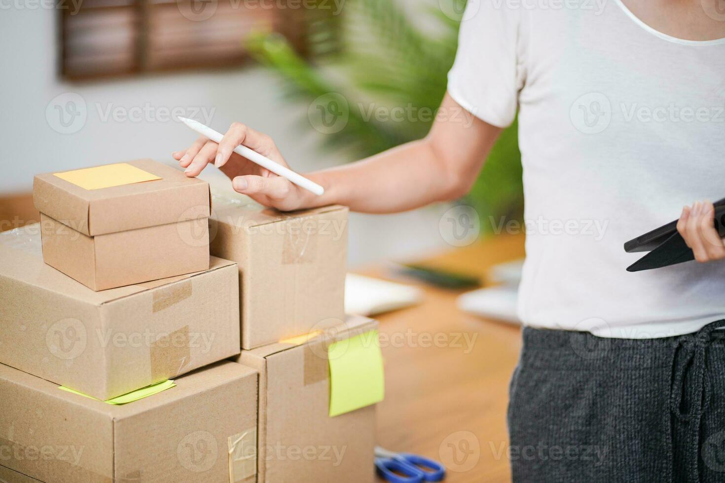 Geschäft von Zuhause asiatisch Frau vorbereiten Paket Lieferung Box Versand zum Einkaufen online. jung Start oben klein Geschäft Inhaber beim Zuhause online bestellen foto