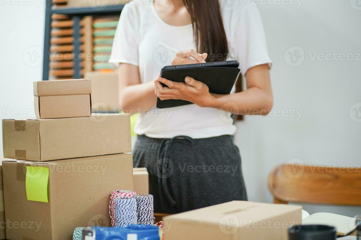 asiatisch Frau vorbereiten Paket Lieferung Box Versand zum Einkaufen online Lieferung Mail Bedienung Menschen und Sendung Konzept foto