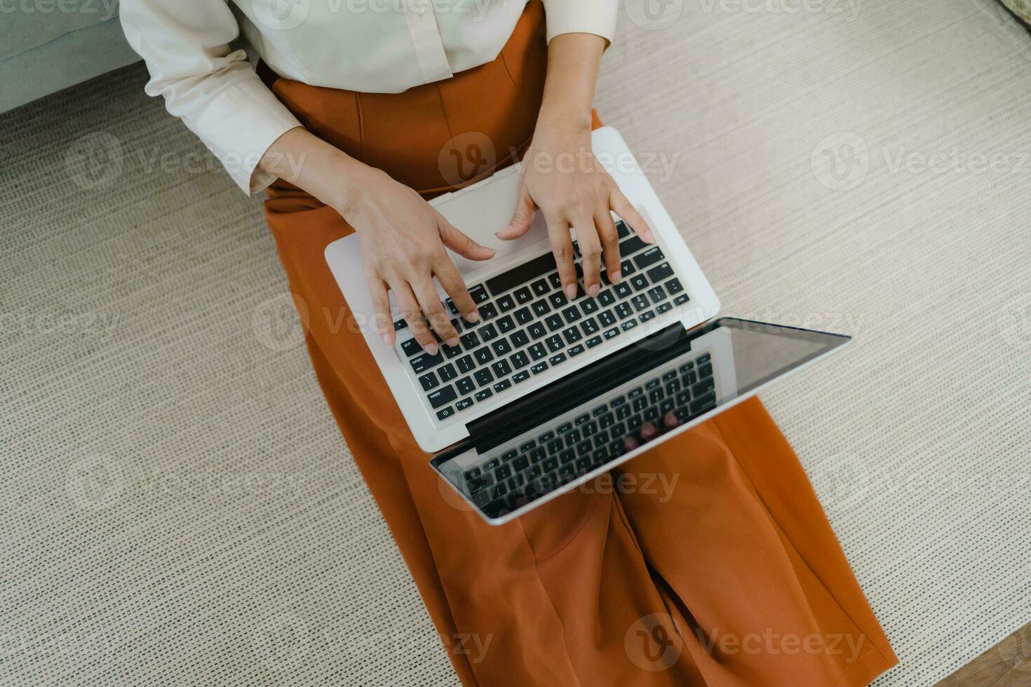 Arbeiten durch mit ein Laptop Computer auf hölzern Tisch. Hände Tippen auf ein Tastaturtechnologie E-Commerce Konzept foto