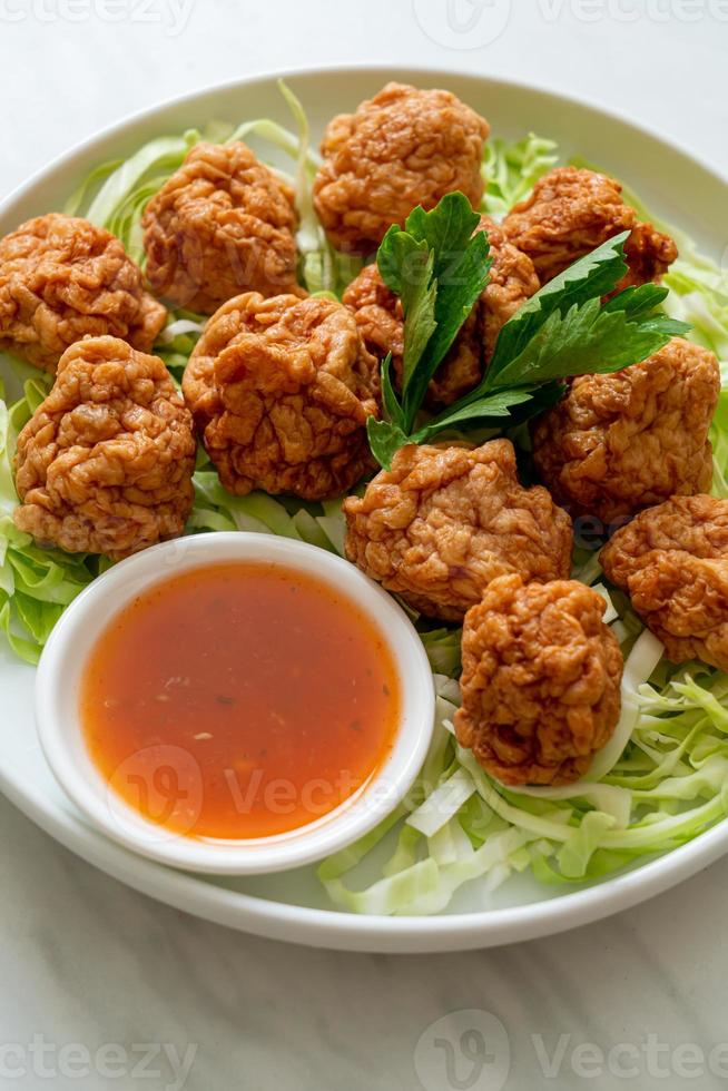 gekochte Garnelenbällchen mit scharfer Sauce foto