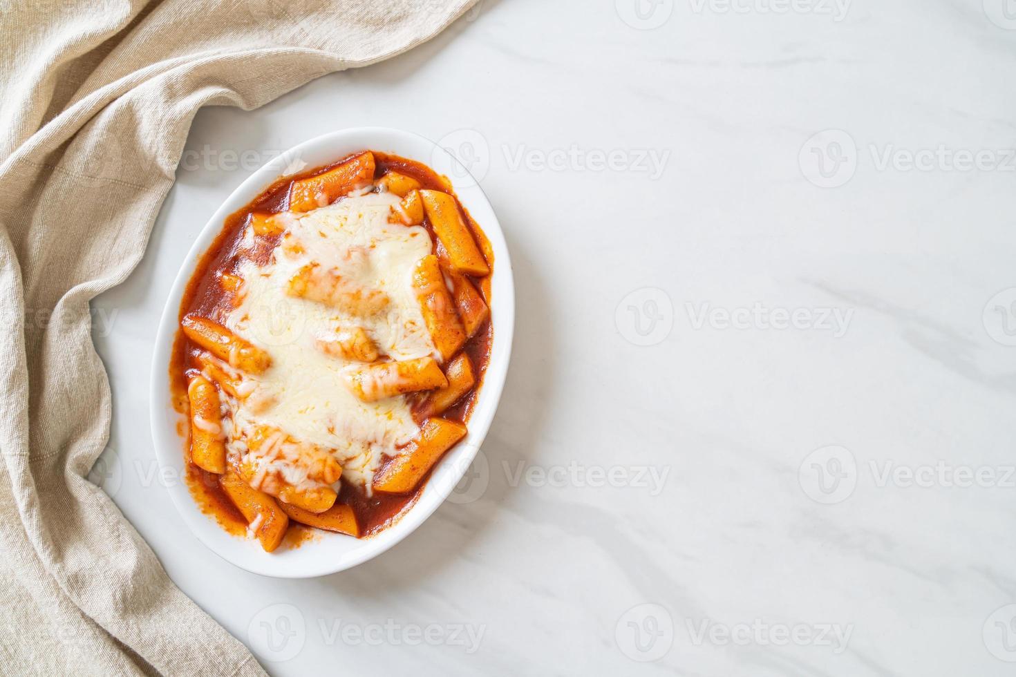 koreanischer Reiskuchen in scharfer koreanischer Sauce mit Käse, Käse-Tokpokki, Tteokbokki mit Käse foto