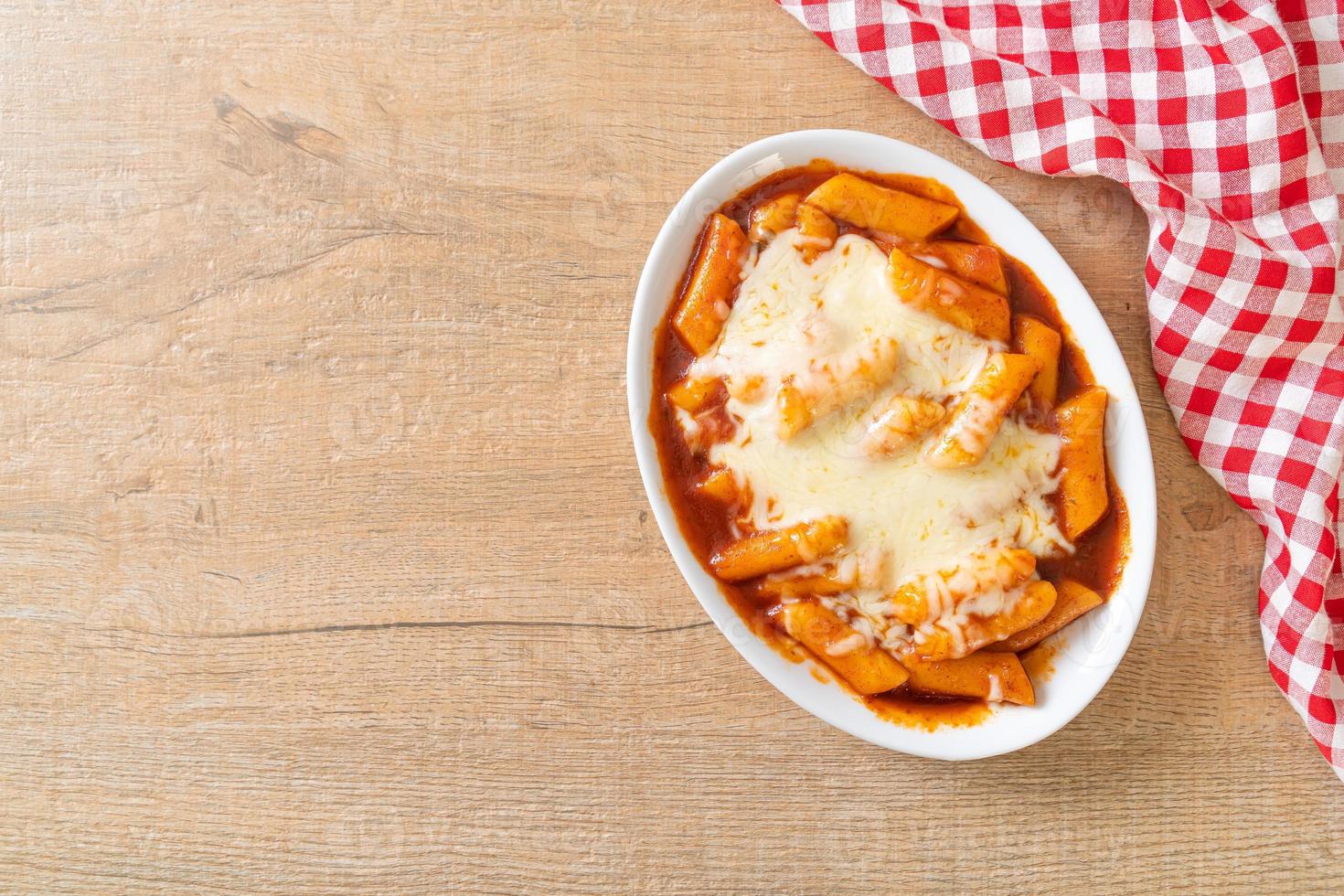 koreanischer Reiskuchen in scharfer koreanischer Sauce mit Käse, Käse-Tokpokki, Tteokbokki mit Käse foto