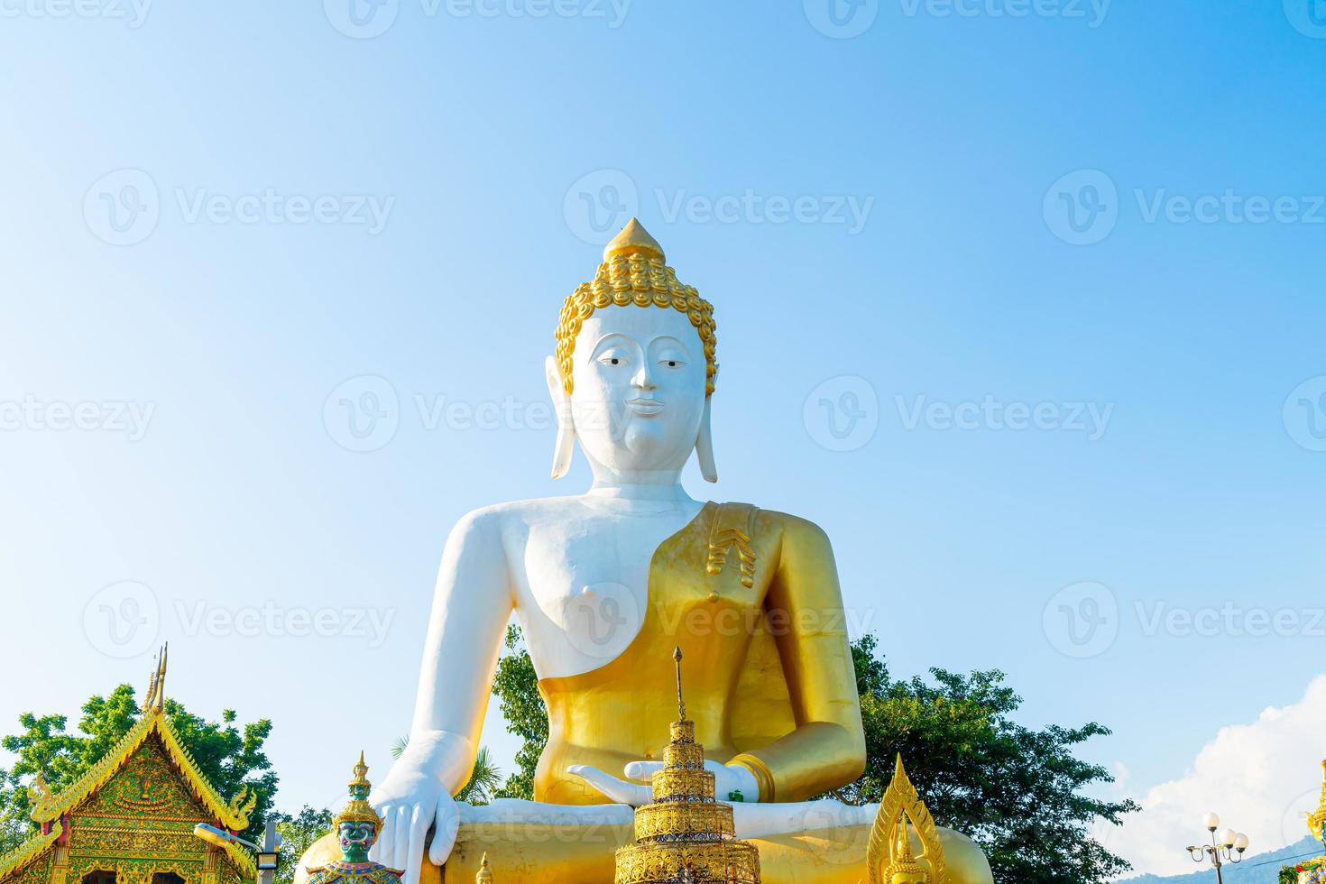 Wat Phra That Doi Kham - Tempel des goldenen Berges foto