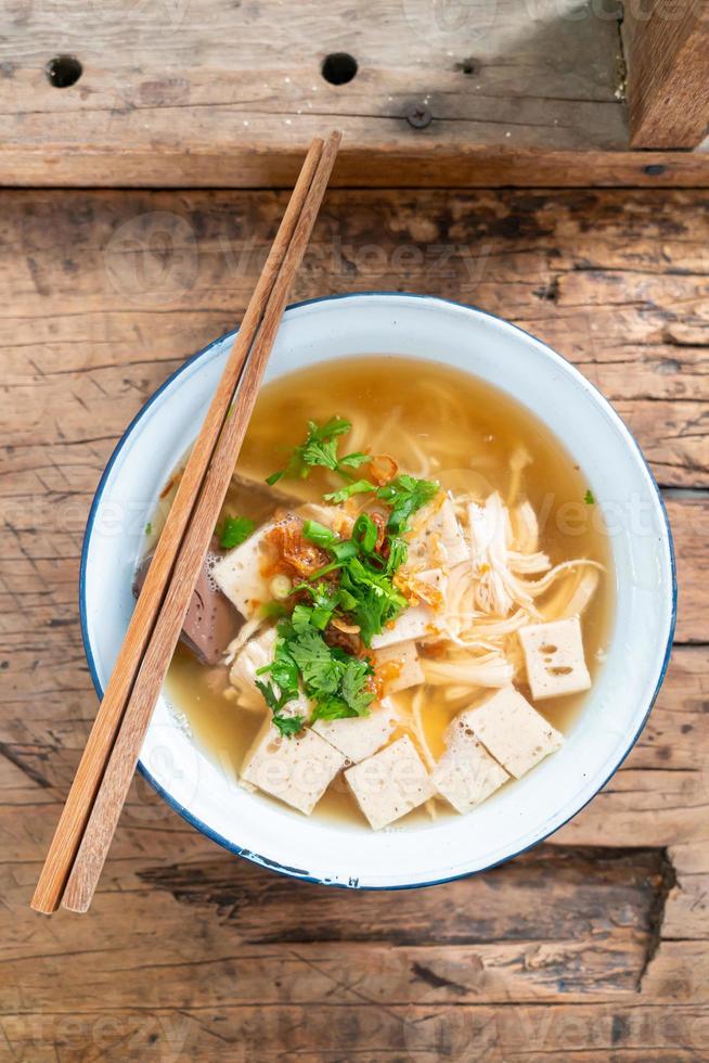 vietnamesische Reisnudelsuppe mit Schweinefleisch und Hühnchen foto