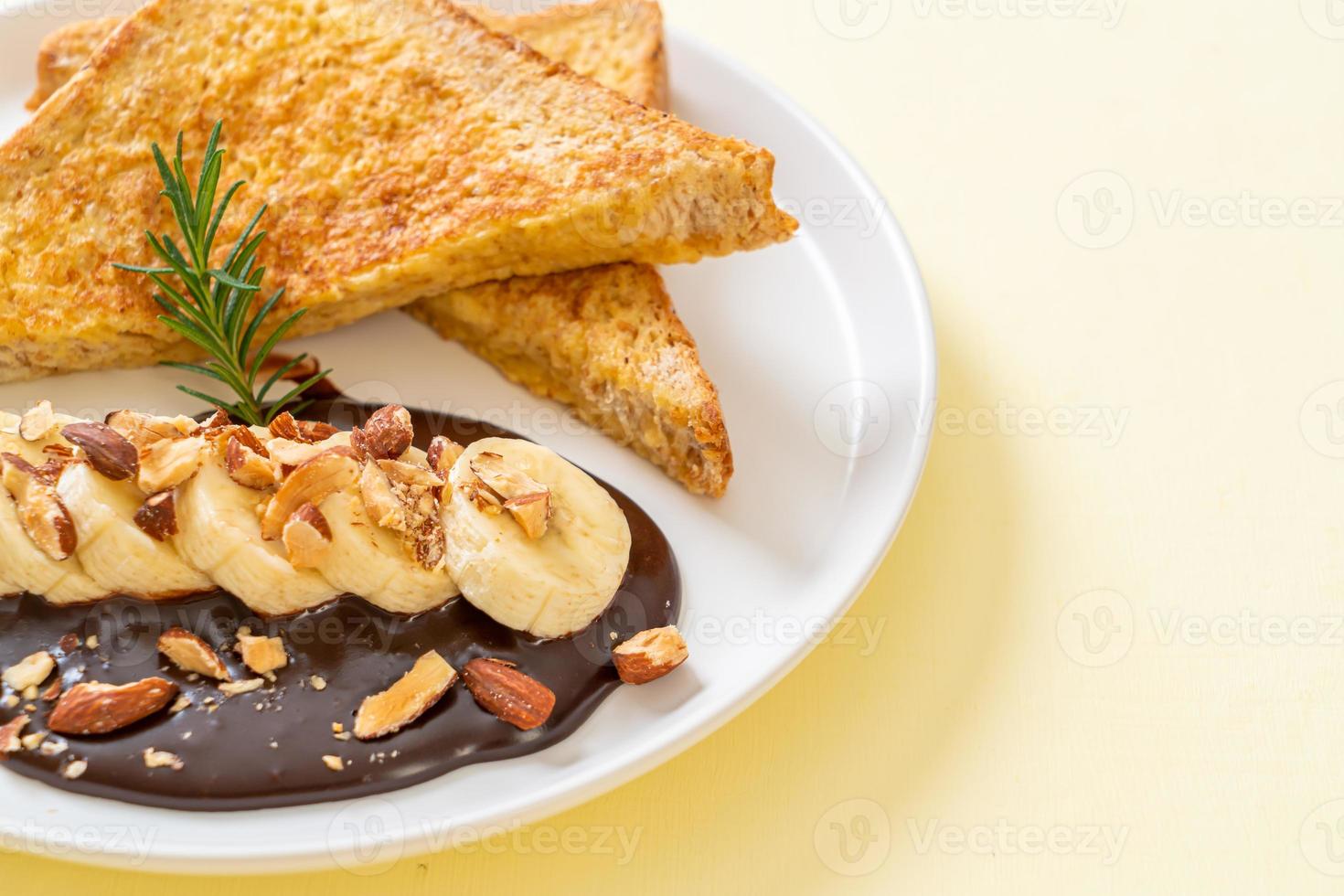 French Toast mit Bananen-Schoko-Mandeln foto