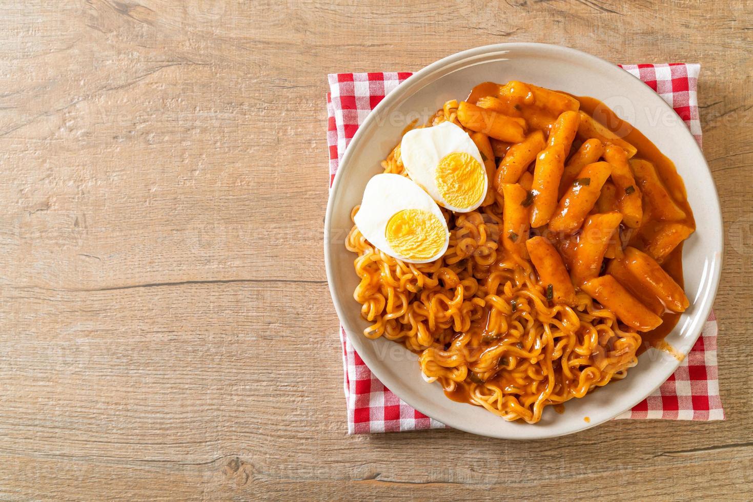 Rabokki oder Ramen oder koreanische Instantnudeln und Tteokbokki in scharfer koreanischer Sauce foto