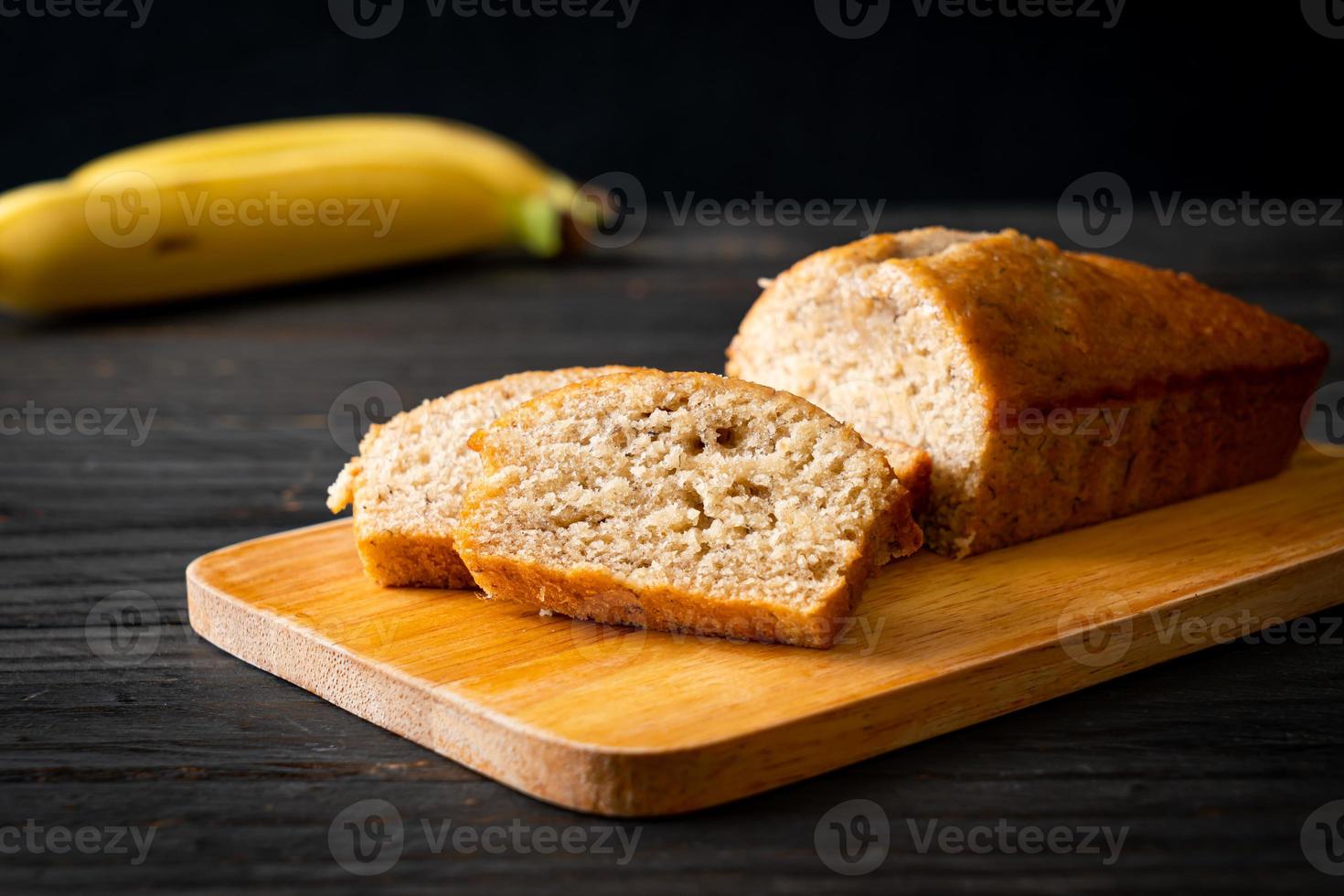 hausgemachtes Bananenbrot in Scheiben geschnitten foto