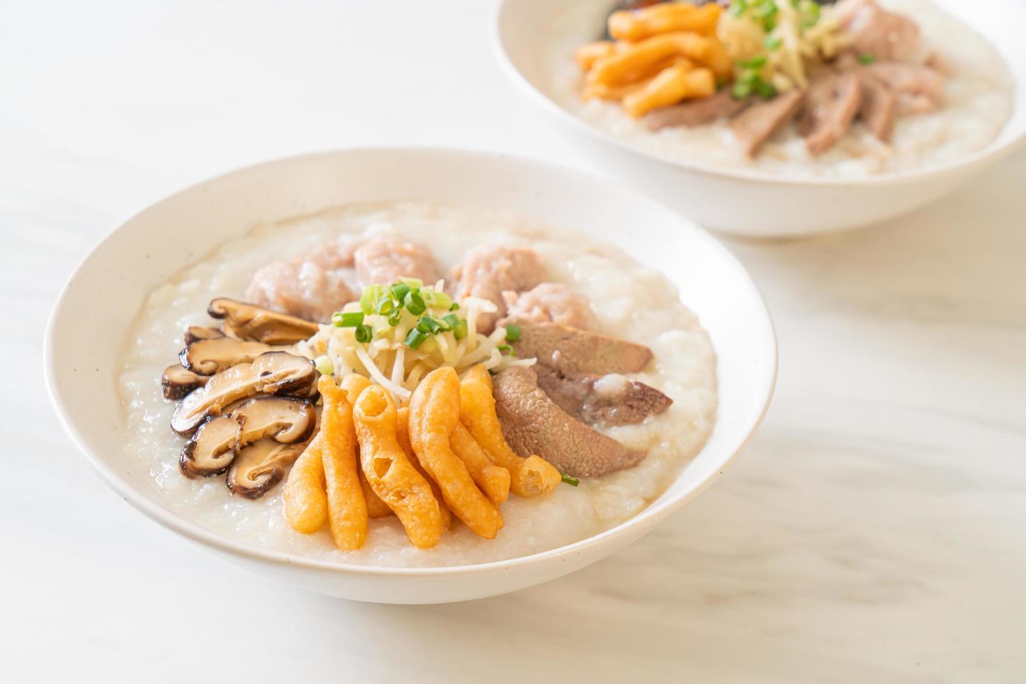 Congee oder Porridge mit Schweinefleisch foto