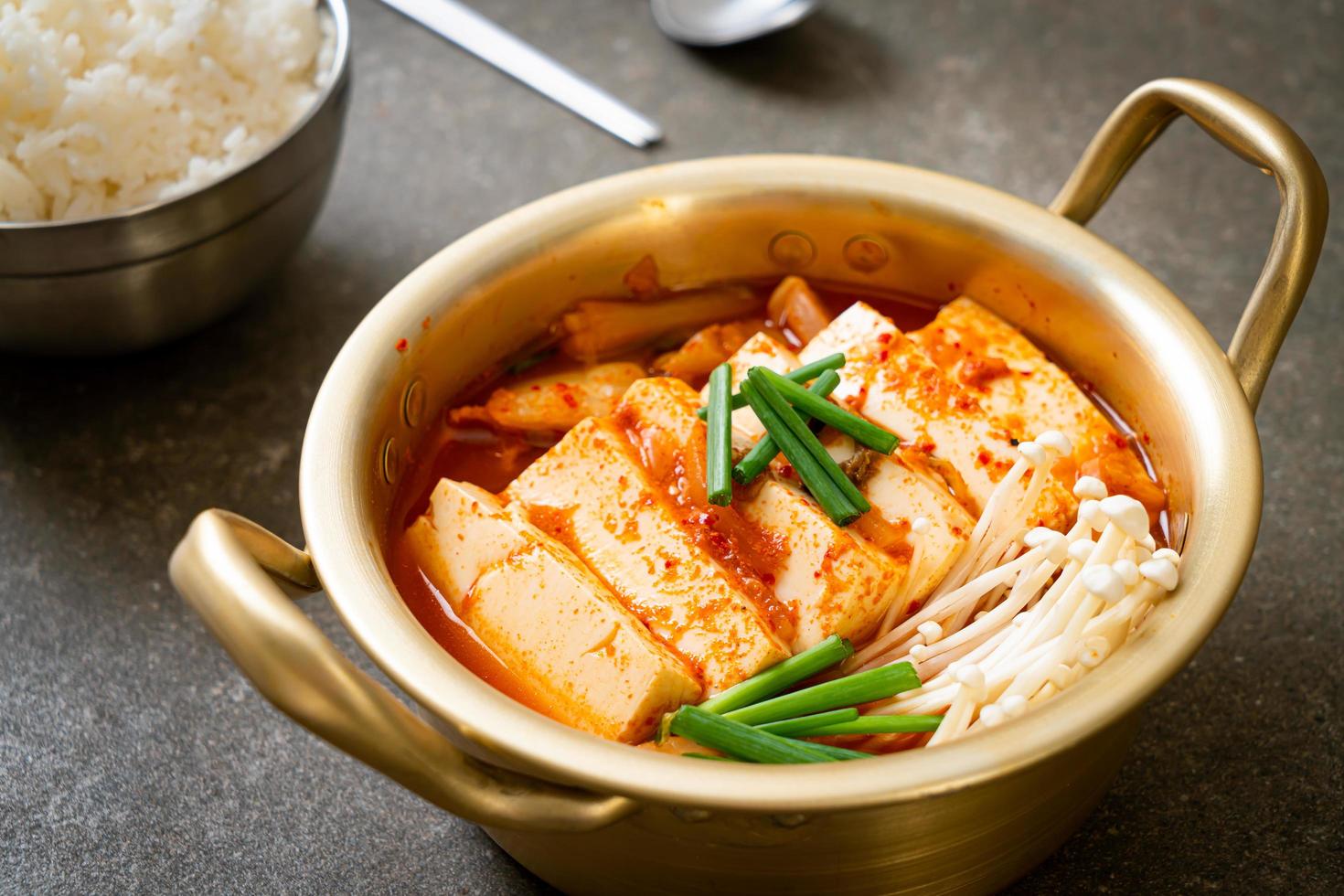 Kimchi-Suppe mit weichem Tofu oder koreanischem Kimchi-Eintopf foto