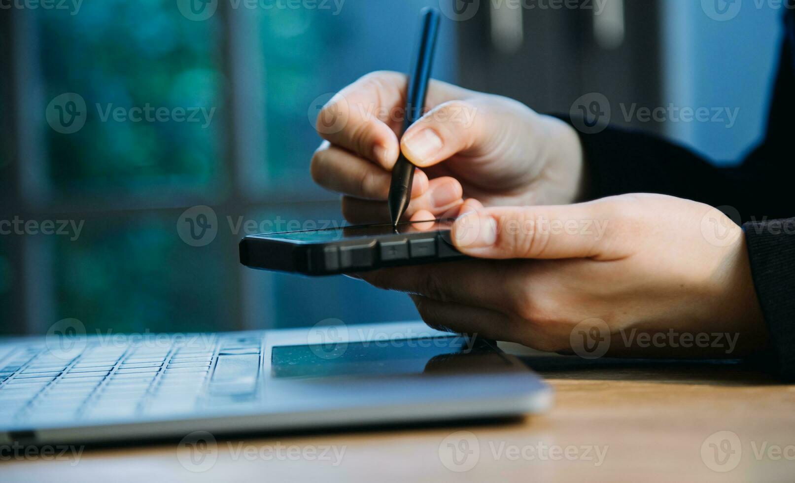 Nahaufnahme der Hände Multitasking-Mann mit Tablet, Laptop und Handy, der WLAN verbindet foto