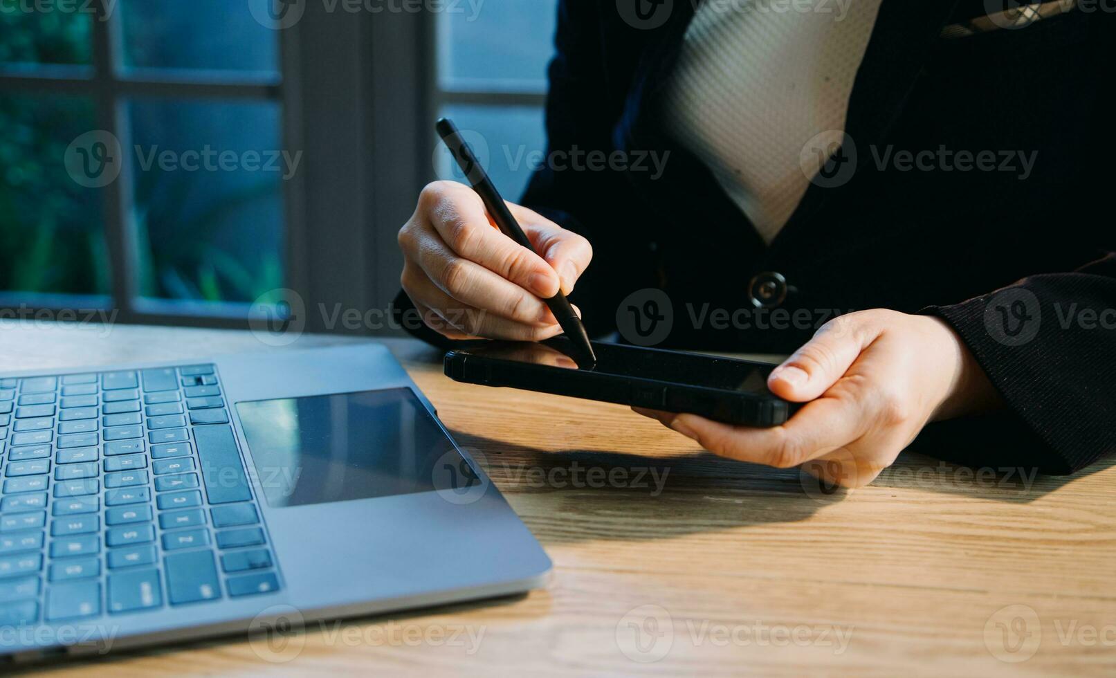 Nahaufnahme der Hände Multitasking-Mann mit Tablet, Laptop und Handy, der WLAN verbindet foto