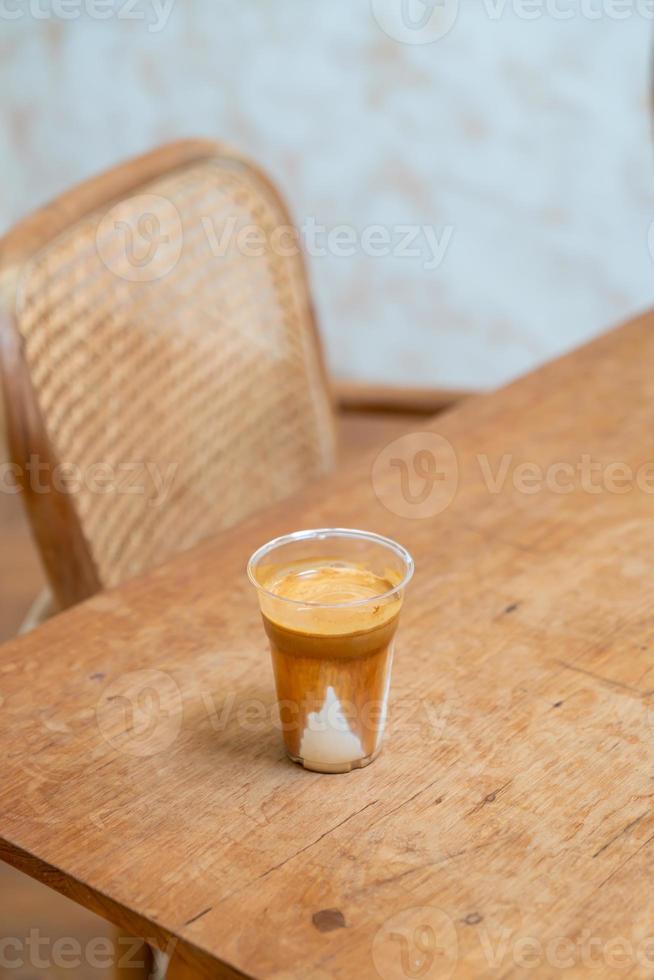 Spezialitätenkaffee-Menü namens "schmutziger Kaffee". kalte Milch unten mit heißem Espresso oben drauf foto