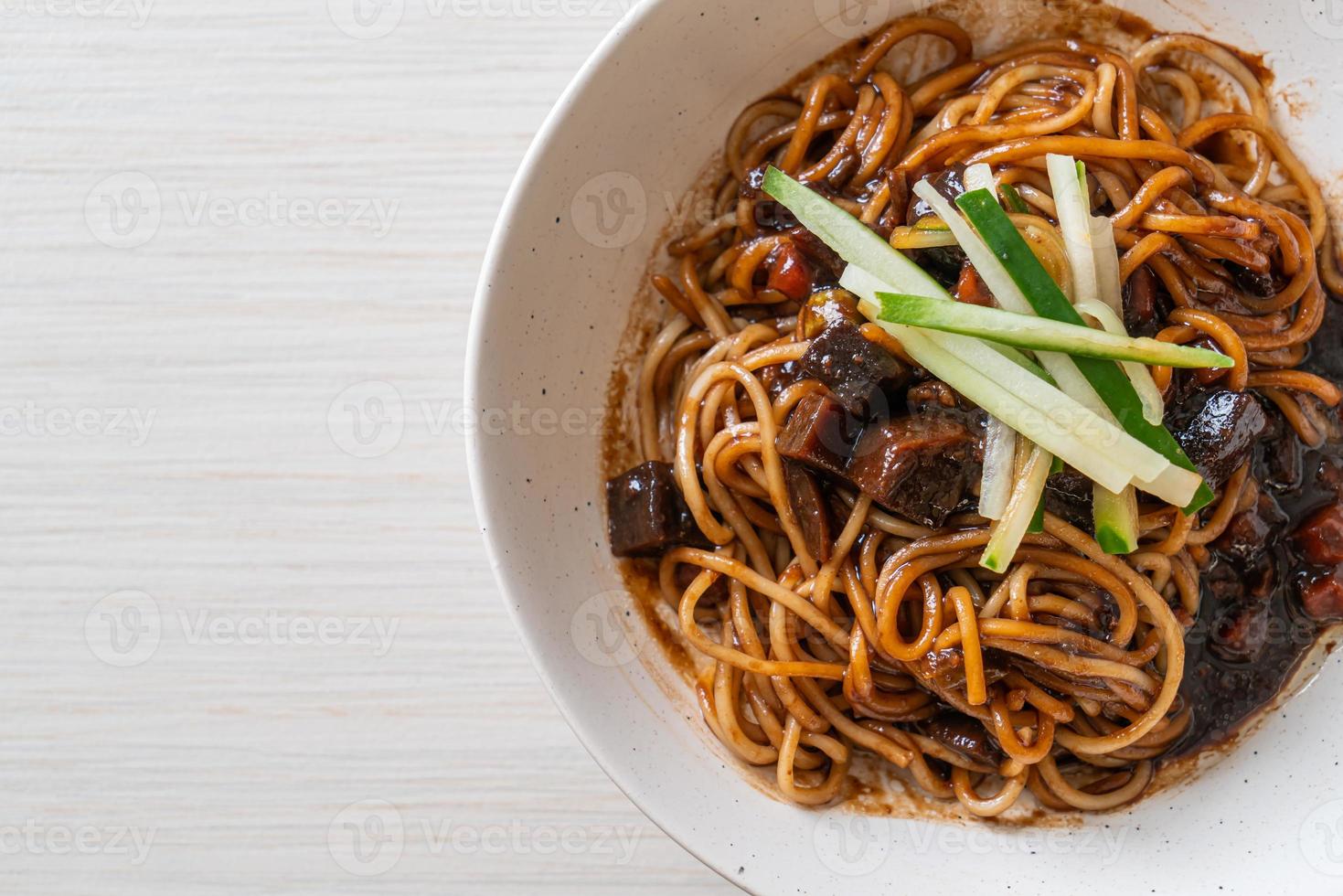 jajangmyeon oder jjajangmyeon sind koreanische Nudeln mit schwarzer Soße foto