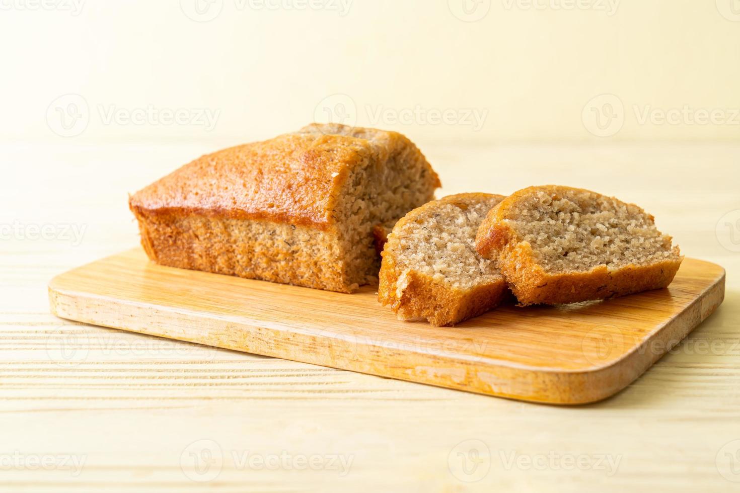 hausgemachtes Bananenbrot in Scheiben geschnitten foto