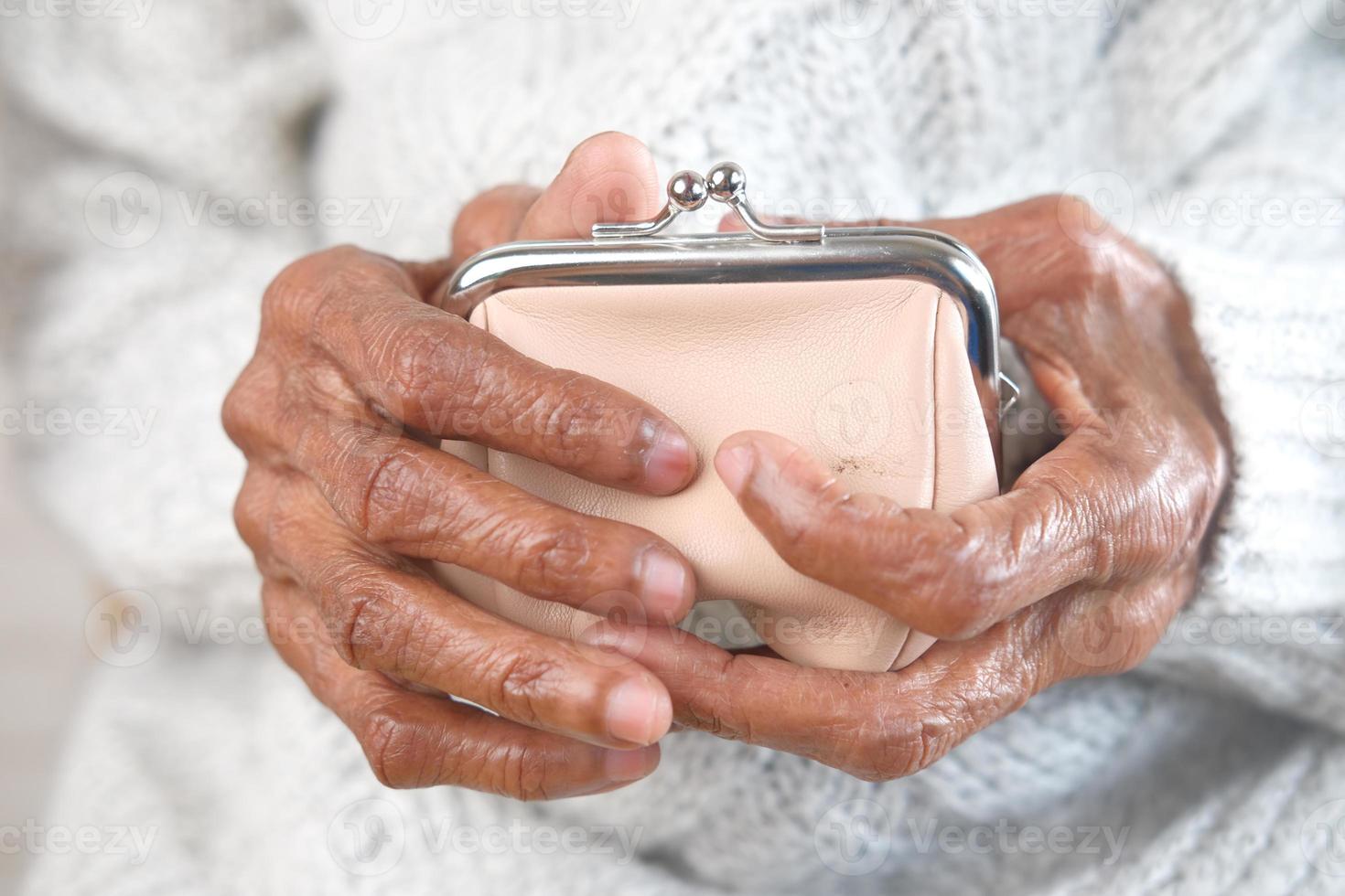 ältere Frauen Geldbörse Portemonnaie zur Hand, Nahaufnahme foto