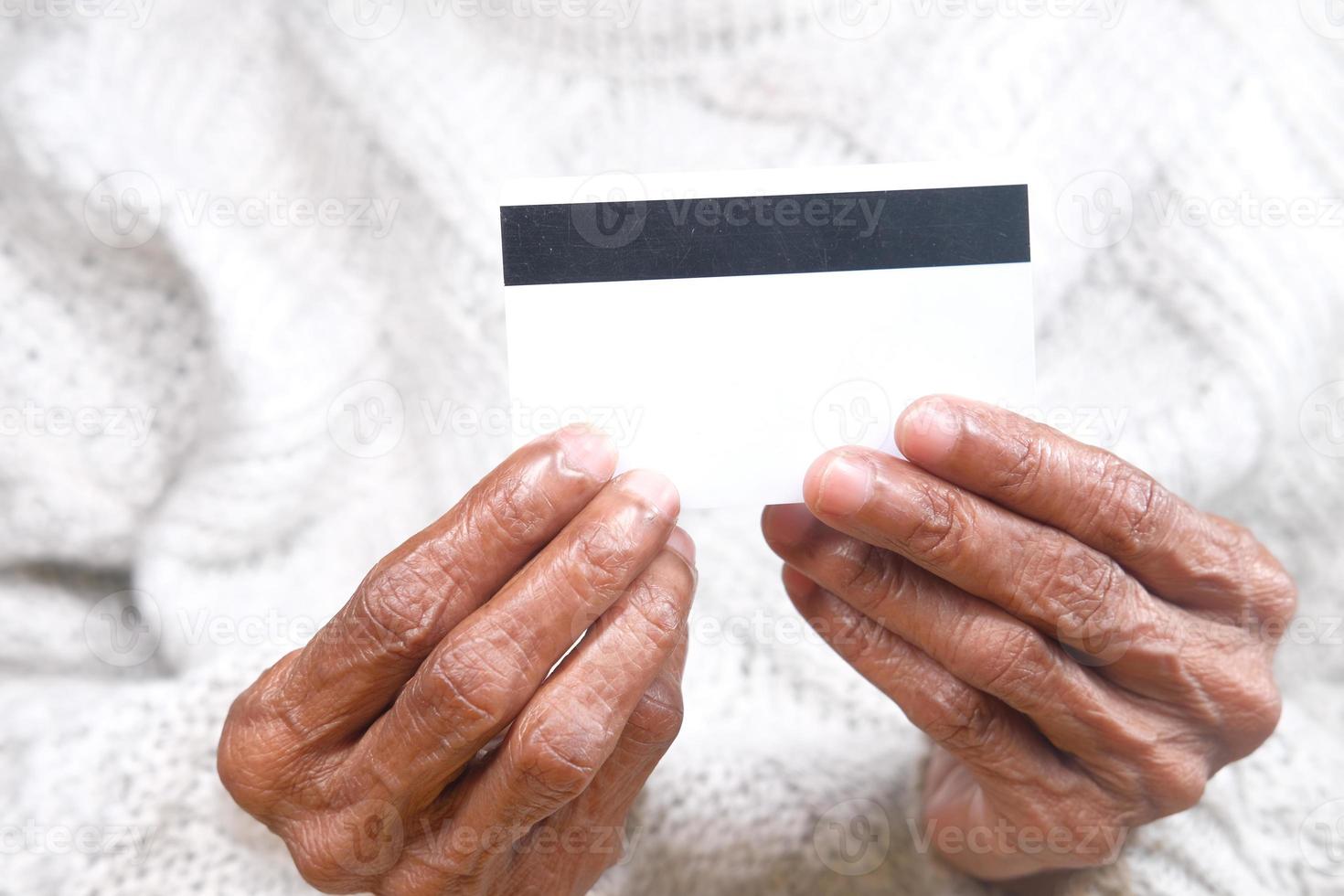 Nahaufnahme von älteren Frauen Hand mit Kreditkarte foto