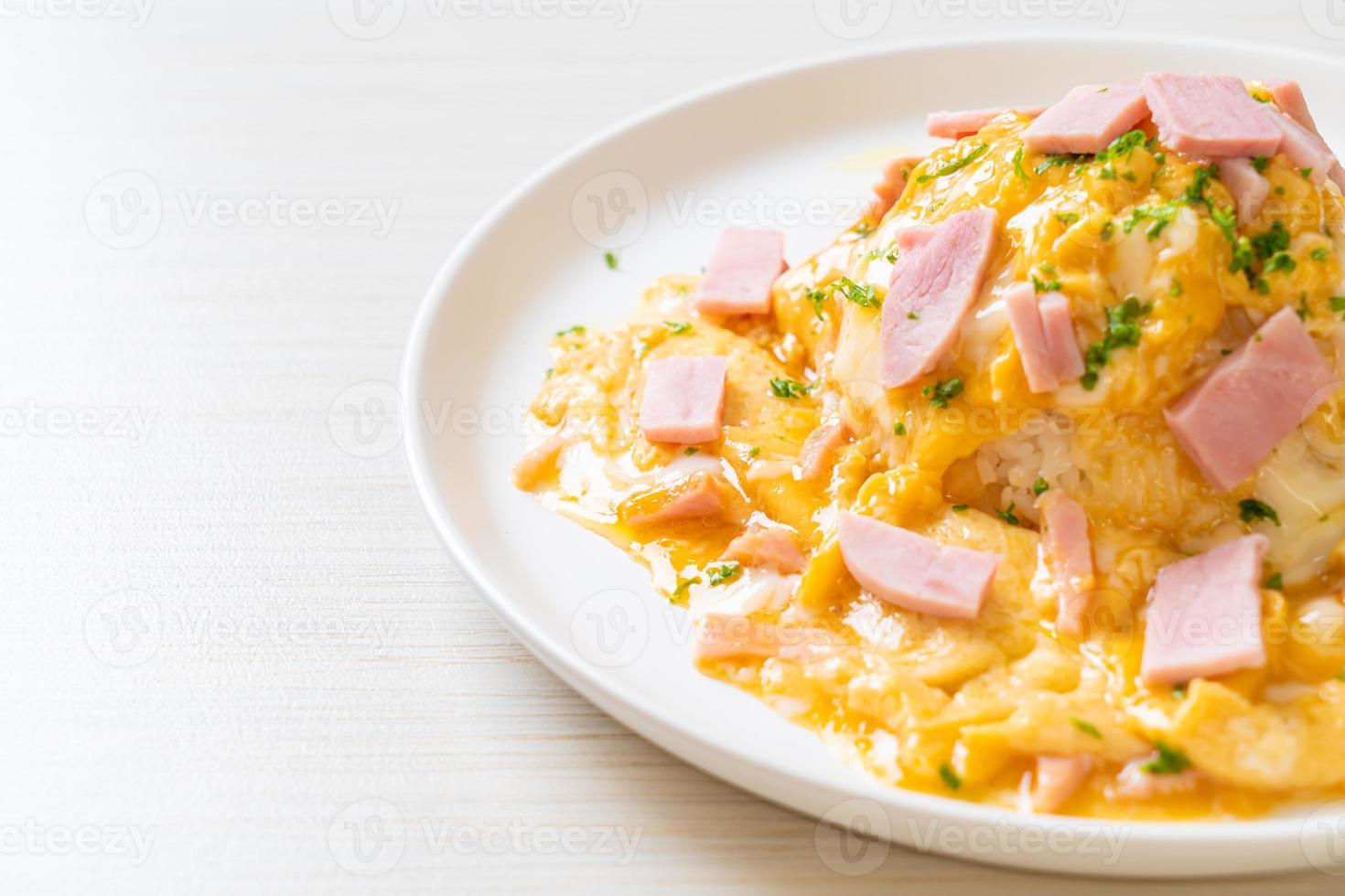cremiges Omelette mit Schinken auf Reis foto