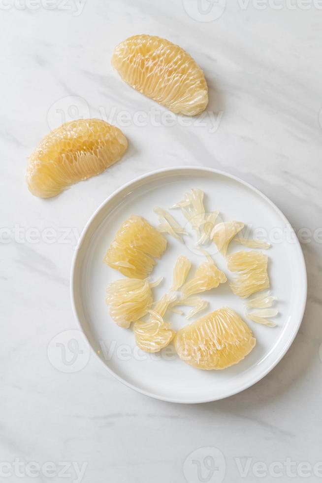 frisch geschälte Pomelo, Grapefruit oder Shaddock foto