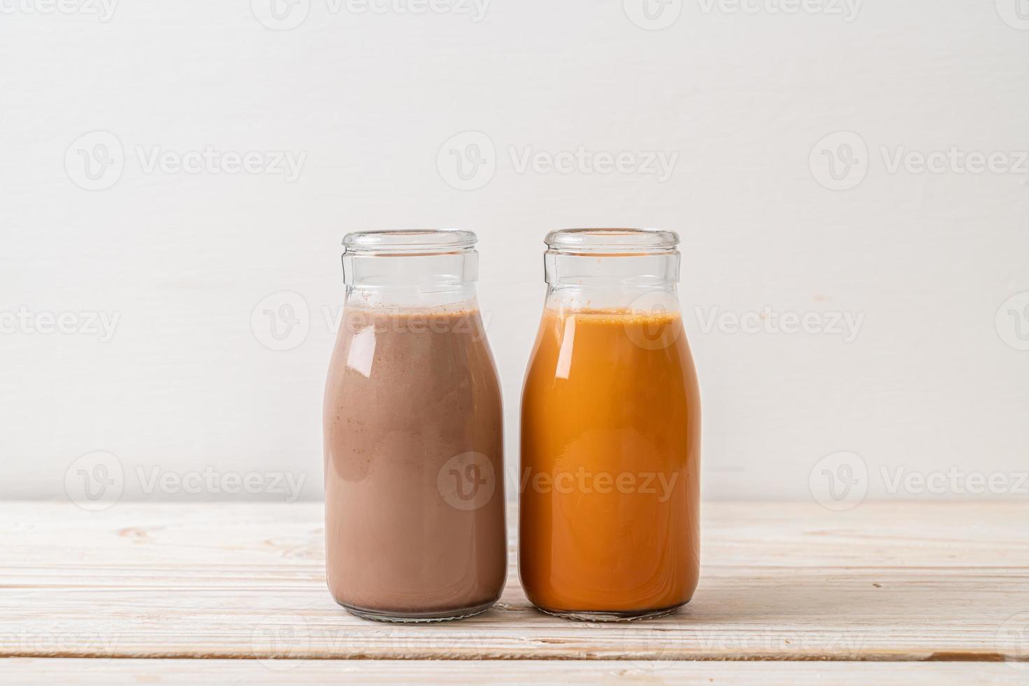 thailändischer Milchtee und Schokoladenmilch in der Flasche foto