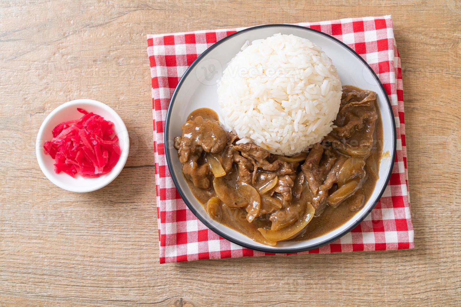 in Scheiben geschnittener Rindfleisch-Curry-Reis foto