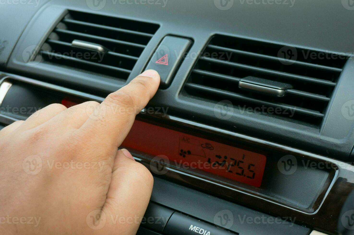 Frau Finger drücken Auto Notfall Licht Taste im Auto 19988867 Stock-Photo  bei Vecteezy