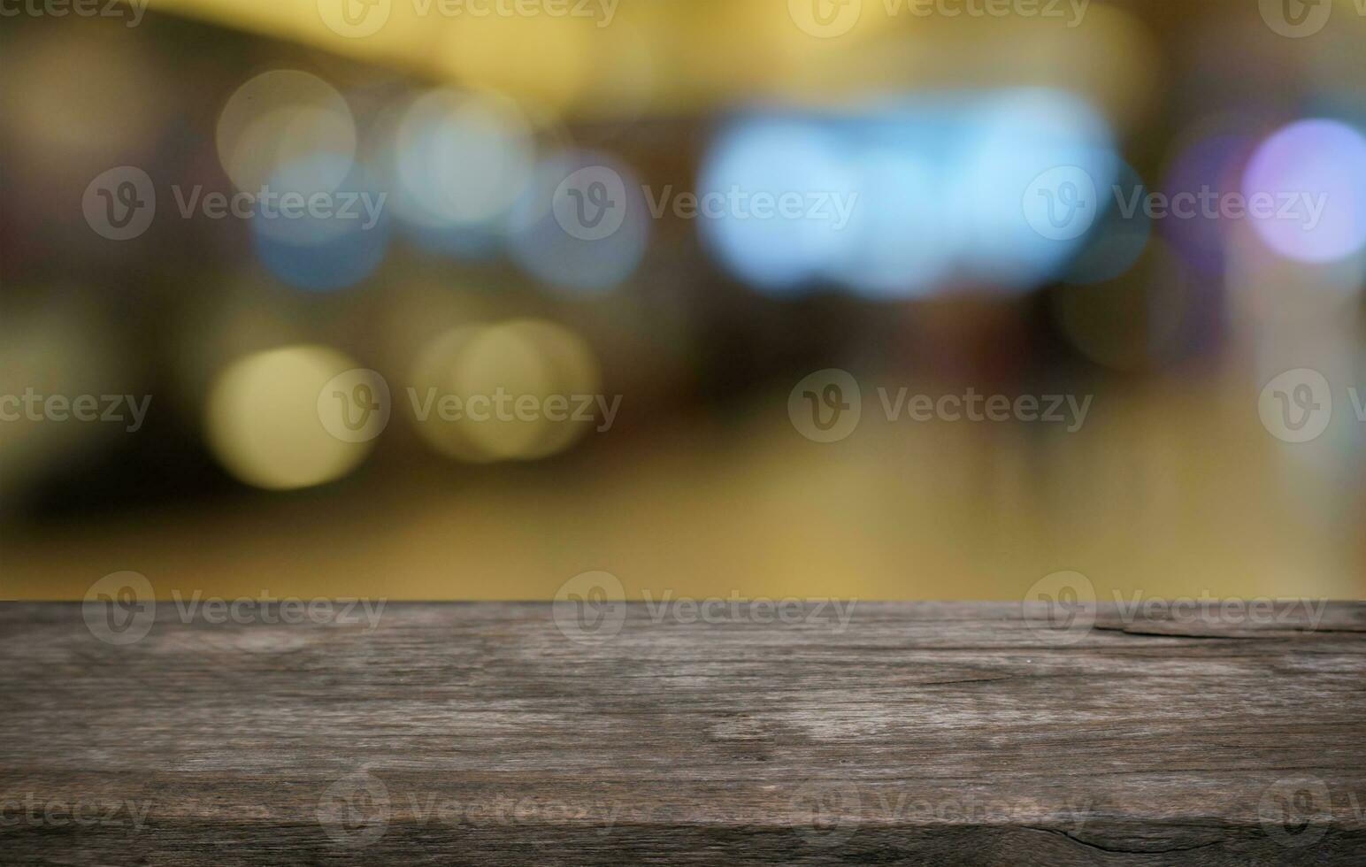 leeren Holz Tabelle oben und verwischen von aus Tür Garten Hintergrund leeren hölzern Tabelle Raum zum Text Marketing Förderung. leer Holz Tabelle Kopieren Raum zum Hintergrund foto