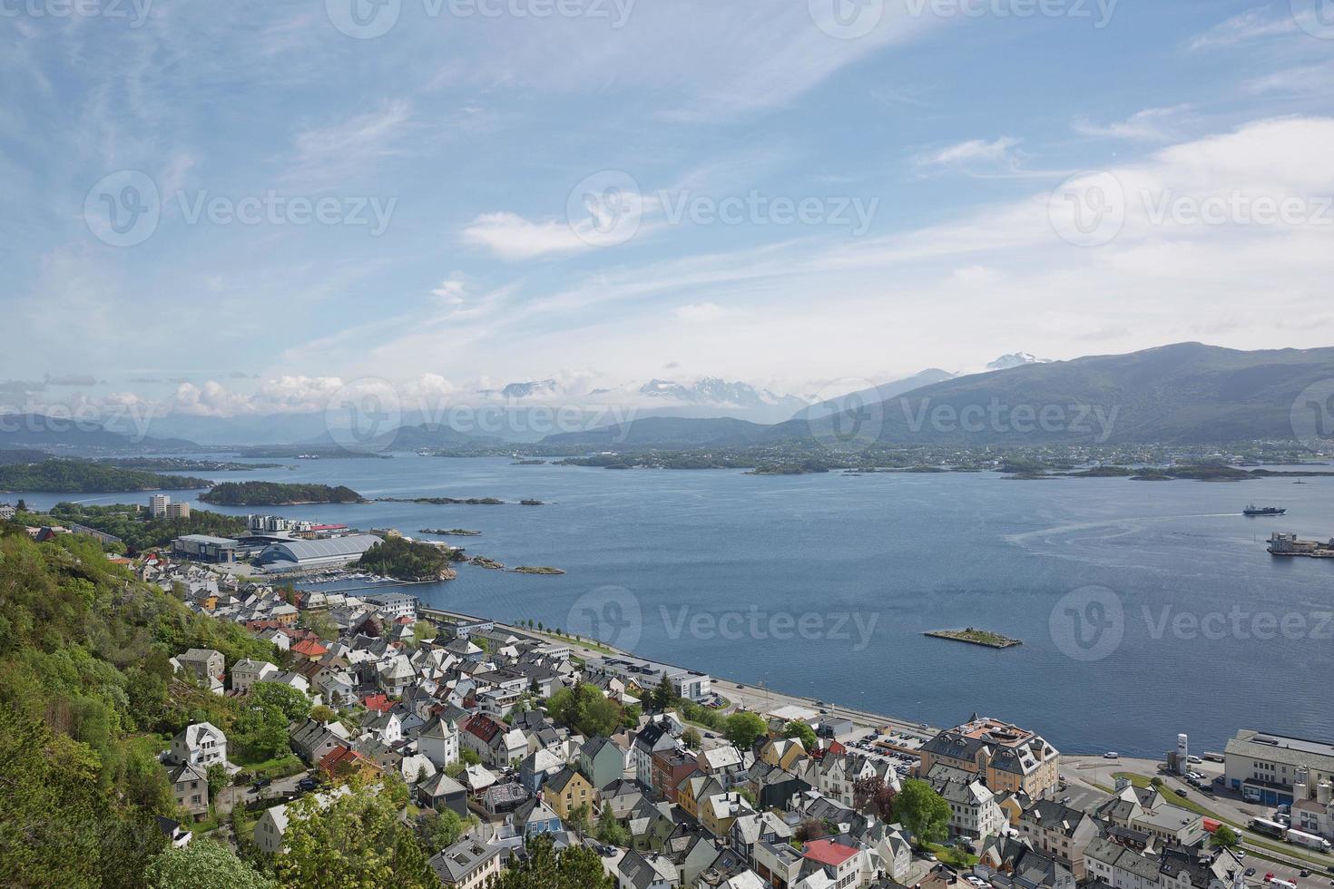 Blick auf die Hafenstadt Alesund, Norwegen foto