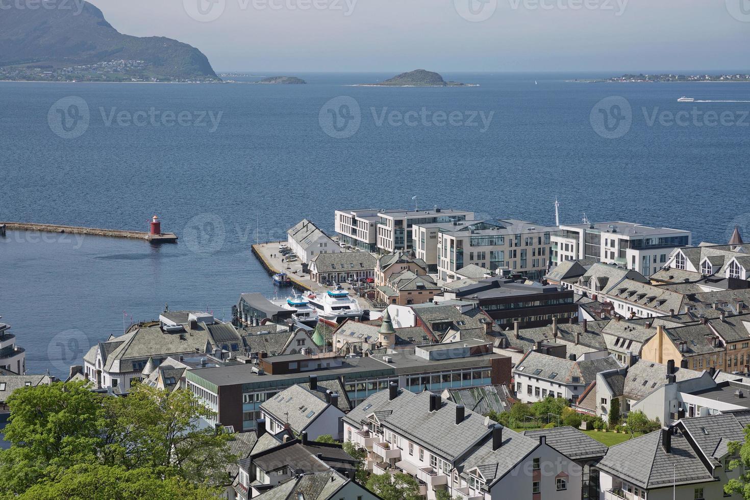 Blick auf die Hafenstadt Alesund, Norwegen foto