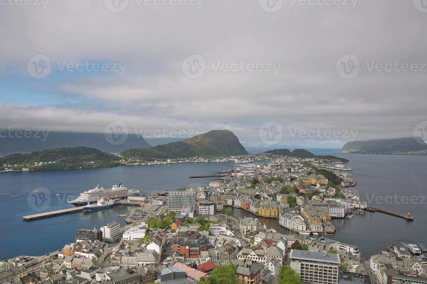 Blick auf die Hafenstadt Alesund, Norwegen foto