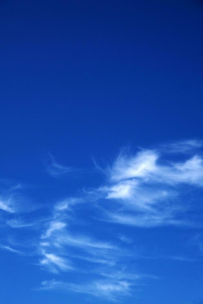 blauer Himmel mit weißen Wolken foto