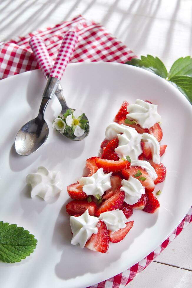 Erdbeeren mit ausgepeitscht Sahne foto