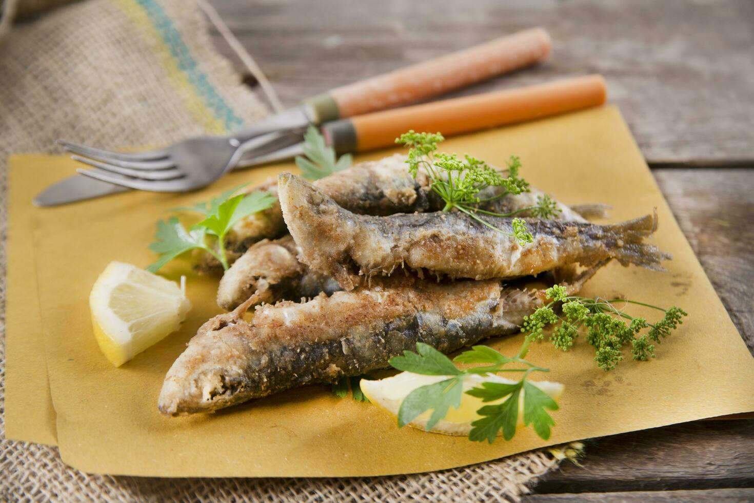 ein Teller von Fisch mit ein Gabel und Messer auf es foto