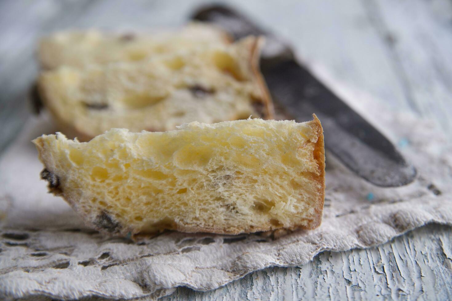 ein Messer und ein Stück von Brot auf ein Tabelle foto