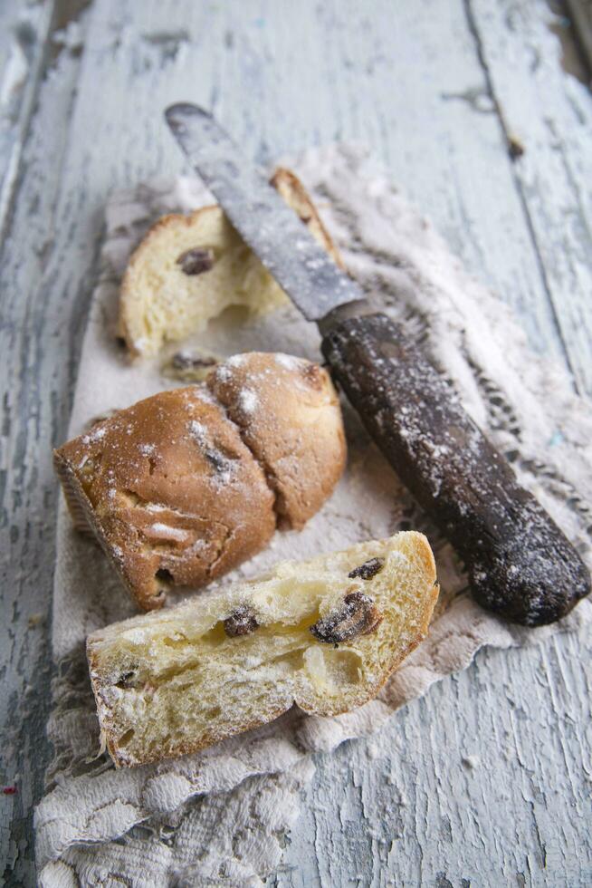 ein Messer und ein Stück von Brot auf ein Tabelle foto