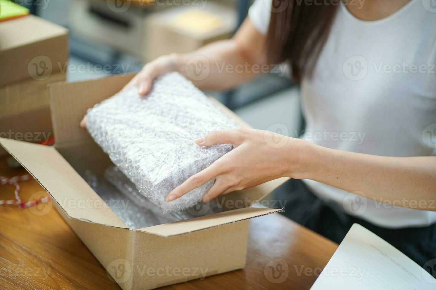 asiatisch Frau vorbereiten Paket Lieferung Box Versand zum Einkaufen online Lieferung Mail Bedienung Menschen und Sendung Konzept foto