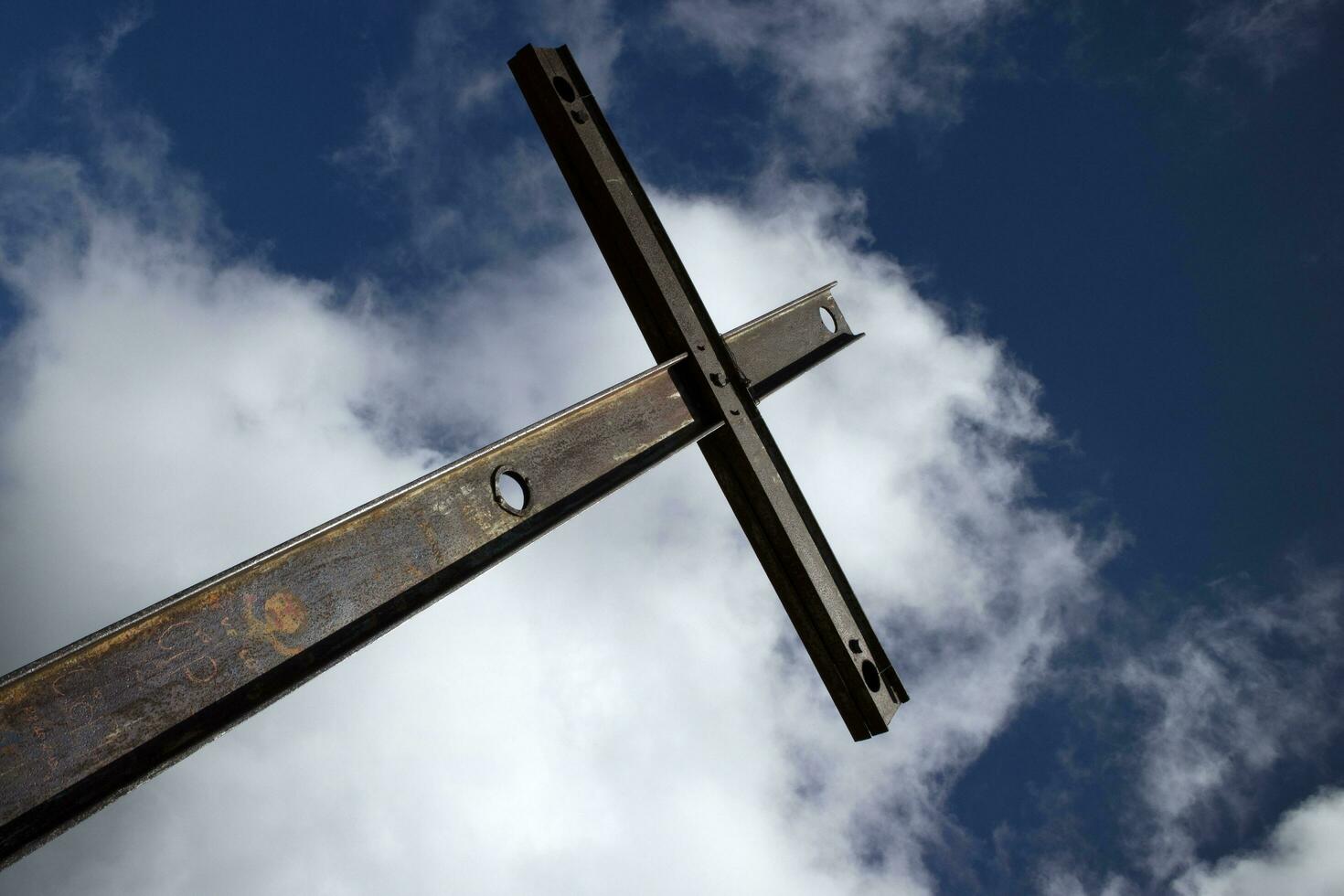 Eisen Kreuz und wolkig Himmel foto