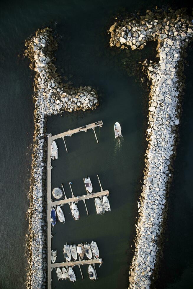 klein Hafen beim Meer foto